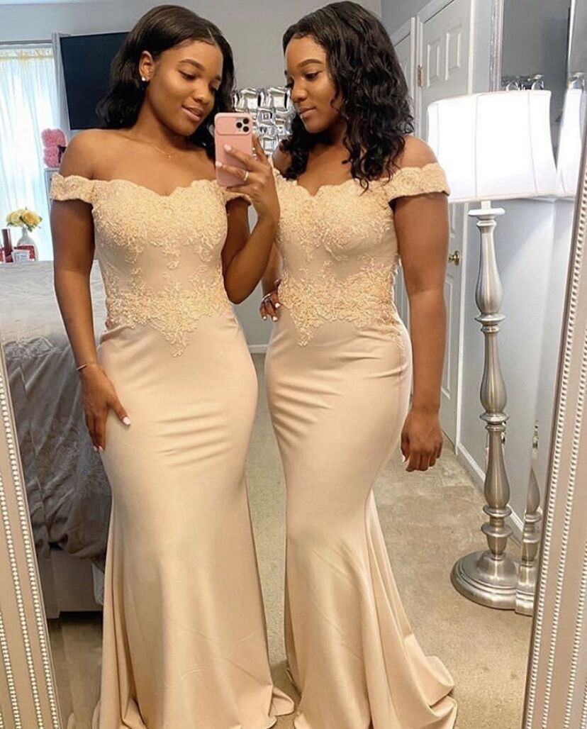 Off the Shoulder Champagne Bridesmaid Dresses With Lace Applique Mermaid Long We